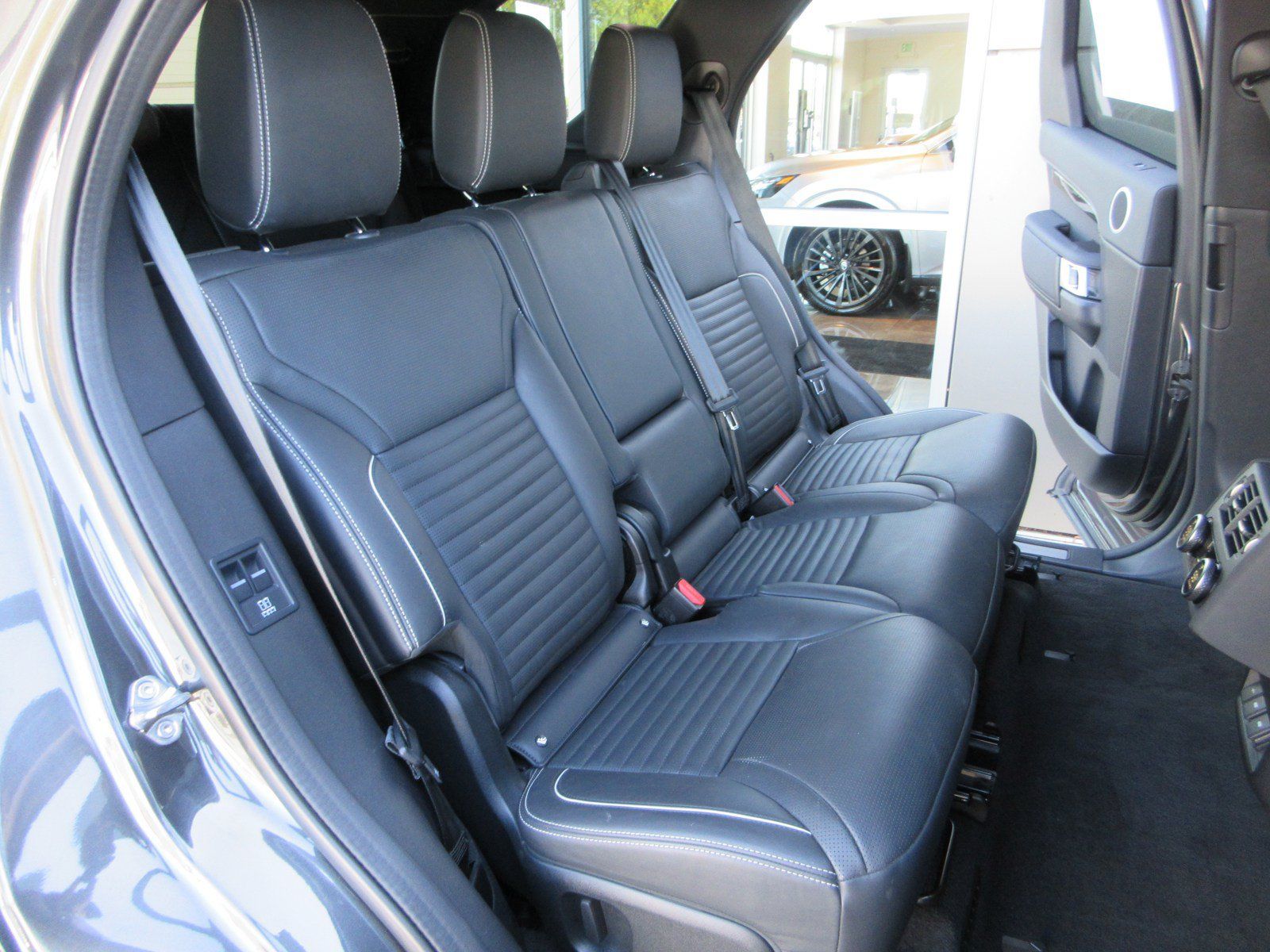 Used 2023 Land Rover Discovery Metropolitan Edition AWD/4WD image 21