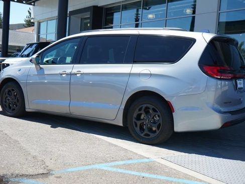 Used 2021 Chrysler Pacifica Limited w/ Uconnect Theater Family Group FWD image 6