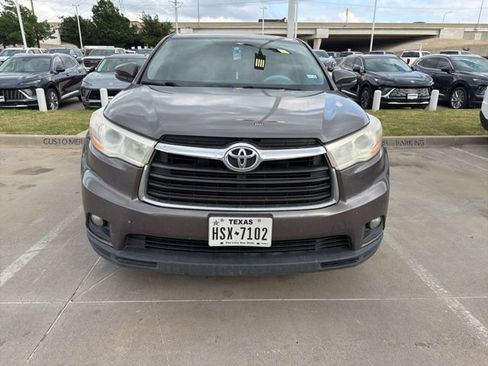 Used 2016 Toyota Highlander Plus FWD image 6