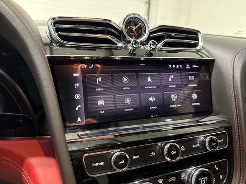 Used 2023 Bentley Bentayga image 22