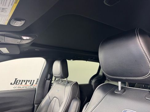 Used 2025 Chrysler Pacifica Limited image 4