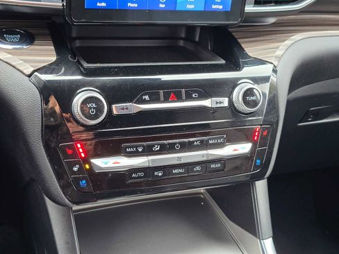 Used 2022 Ford Explorer Limited image 27