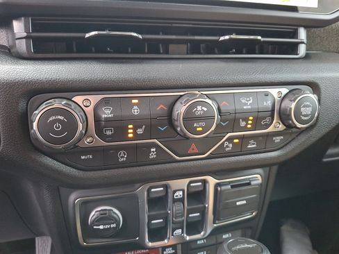 Used 2026 Jeep Gladiator Willys AWD/4WD image 12