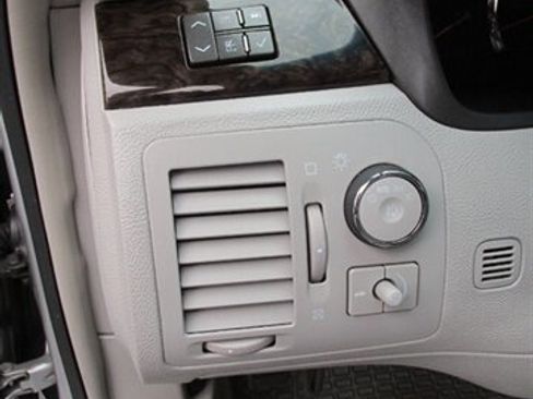 Used 2010 Cadillac DTS Luxury image 27