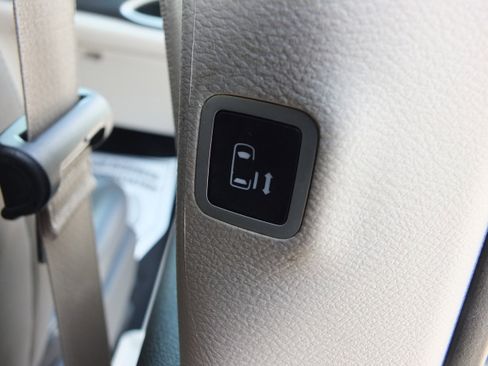 Used 2023 Chrysler Pacifica Touring-L FWD image 17