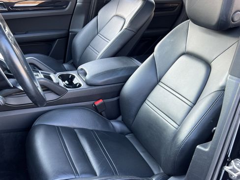 Certified 2021 Porsche Cayenne Coupe image 5