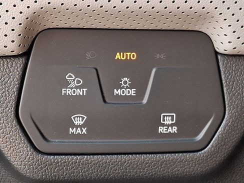 Used 2025 Volkswagen Atlas Peak Edition SE AWD/4WD image 25