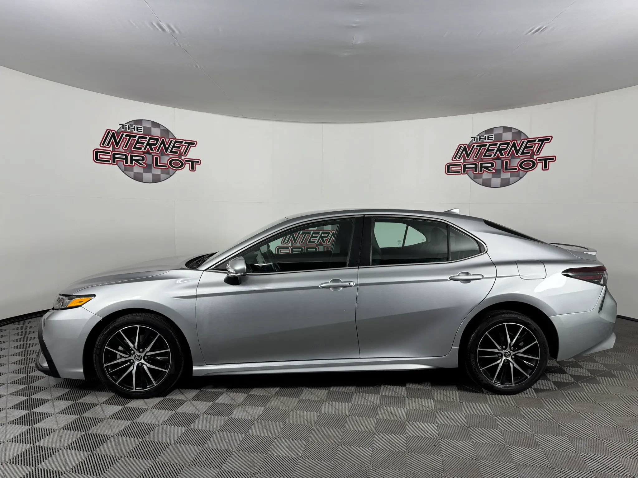 Used 2023 Toyota Camry SE FWD image 4