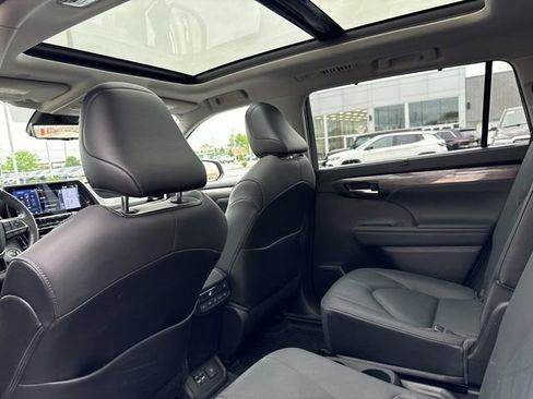 Used 2021 Toyota Highlander Platinum AWD/4WD image 34