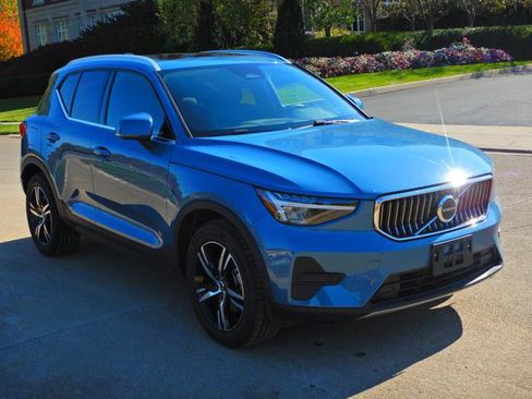 Used 2025 Volvo XC40 B5 Core image 3