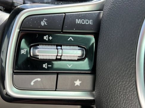 Used 2023 Kia Carnival SX Prestige FWD image 17