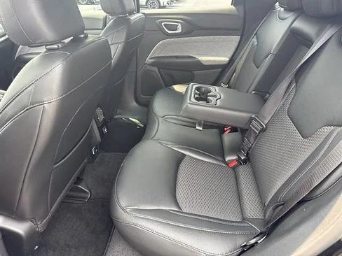 Used 2025 Jeep Compass Latitude AWD/4WD image 14
