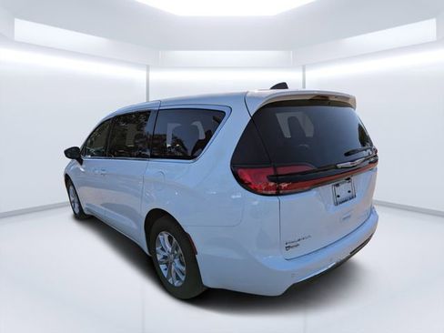 New 2026 Chrysler Pacifica Select image 5