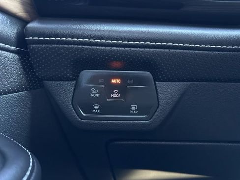 Used 2024 Volkswagen Atlas SE image 25