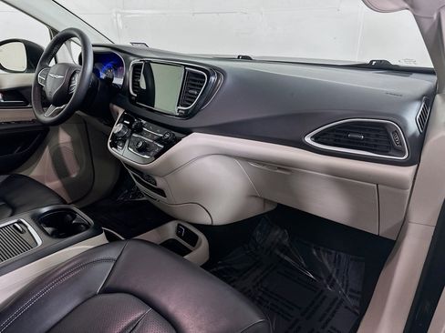 Used 2023 Chrysler Pacifica Touring-L image 28