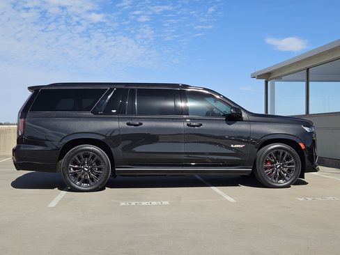 Used 2024 Cadillac Escalade ESV V w/ LPO, ONYX Package image 9