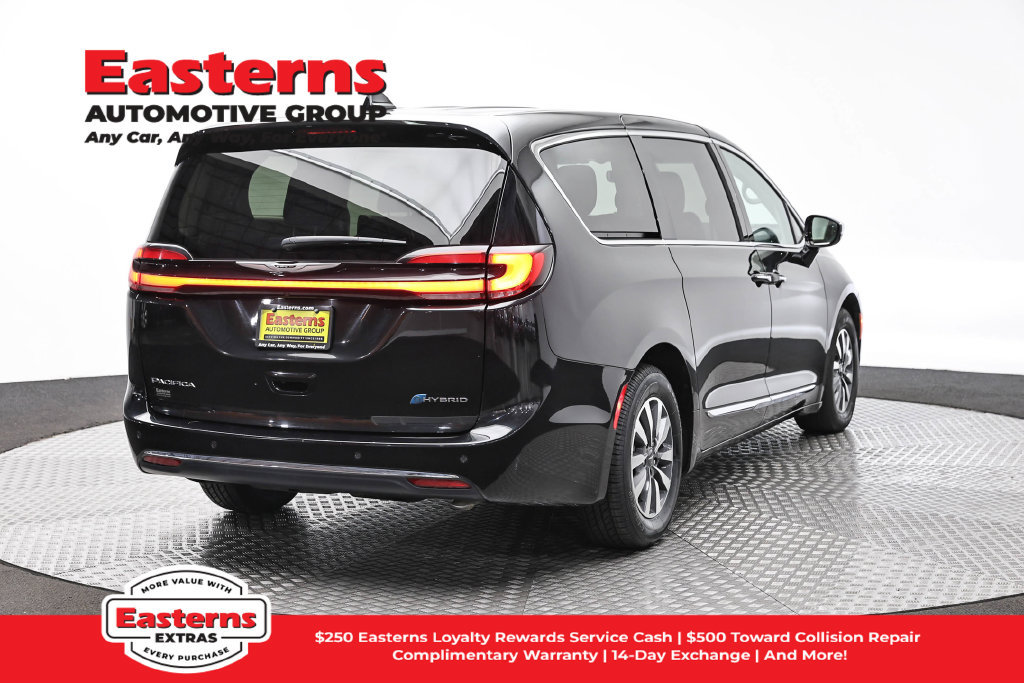 Used 2023 Chrysler Pacifica Limited FWD image 6