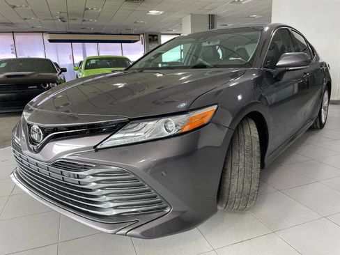 Used 2018 Toyota Camry XLE image 3