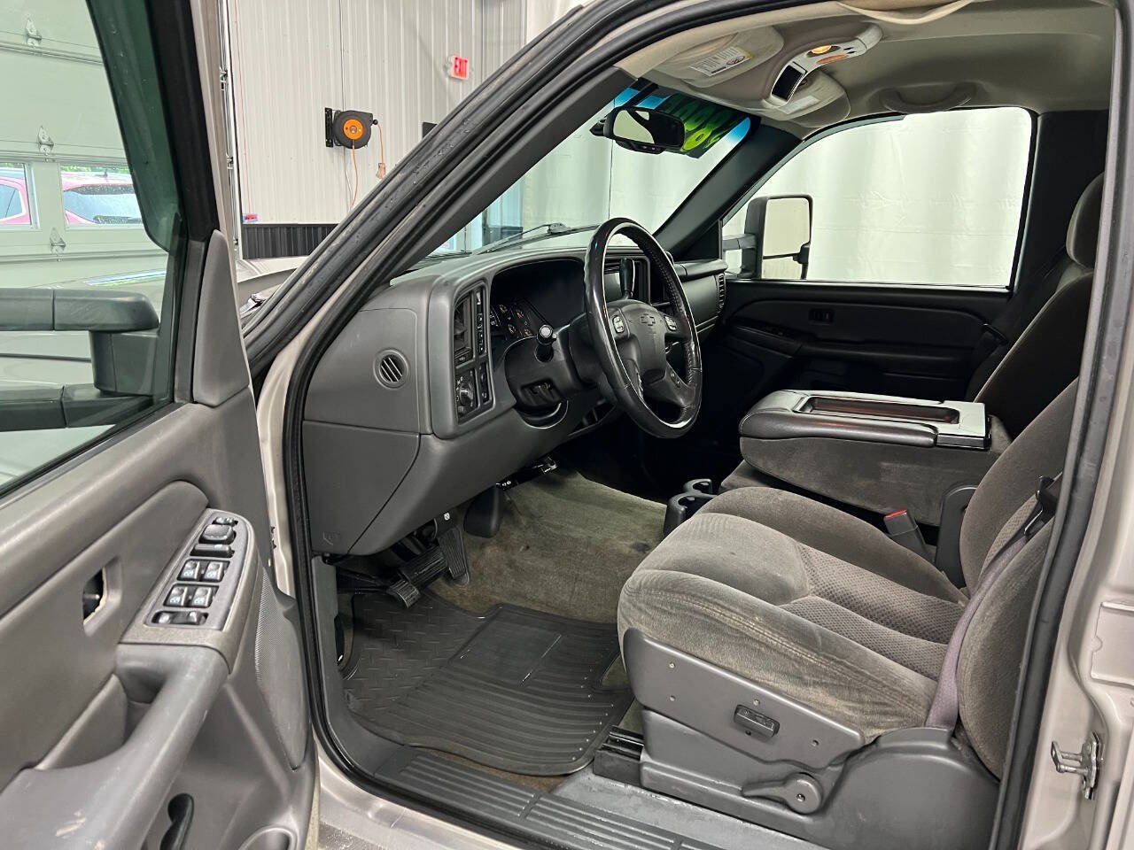 Used 2005 Chevrolet Silverado 3500 LS w/ Heavy-Duty Power Package AWD/4WD image 7