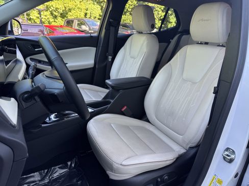 Used 2024 Buick Encore GX Avenir w/ Avenir Technology Package FWD image 5