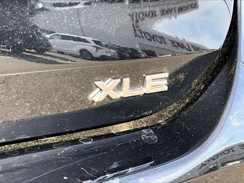 Used 2023 Toyota Highlander XLE image 9