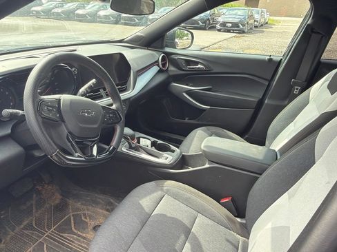 Used 2025 Chevrolet Trax RS FWD image 8