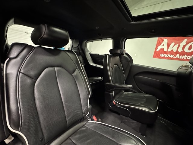 Used 2025 Chrysler Pacifica Limited FWD image 14