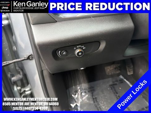 Used 2023 Chevrolet Traverse LT image 12