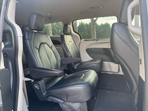 Used 2017 Chrysler Pacifica Touring-L image 28