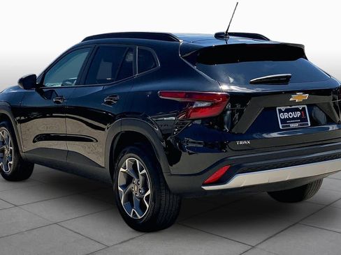 Used 2025 Chevrolet Trax LT FWD image 12