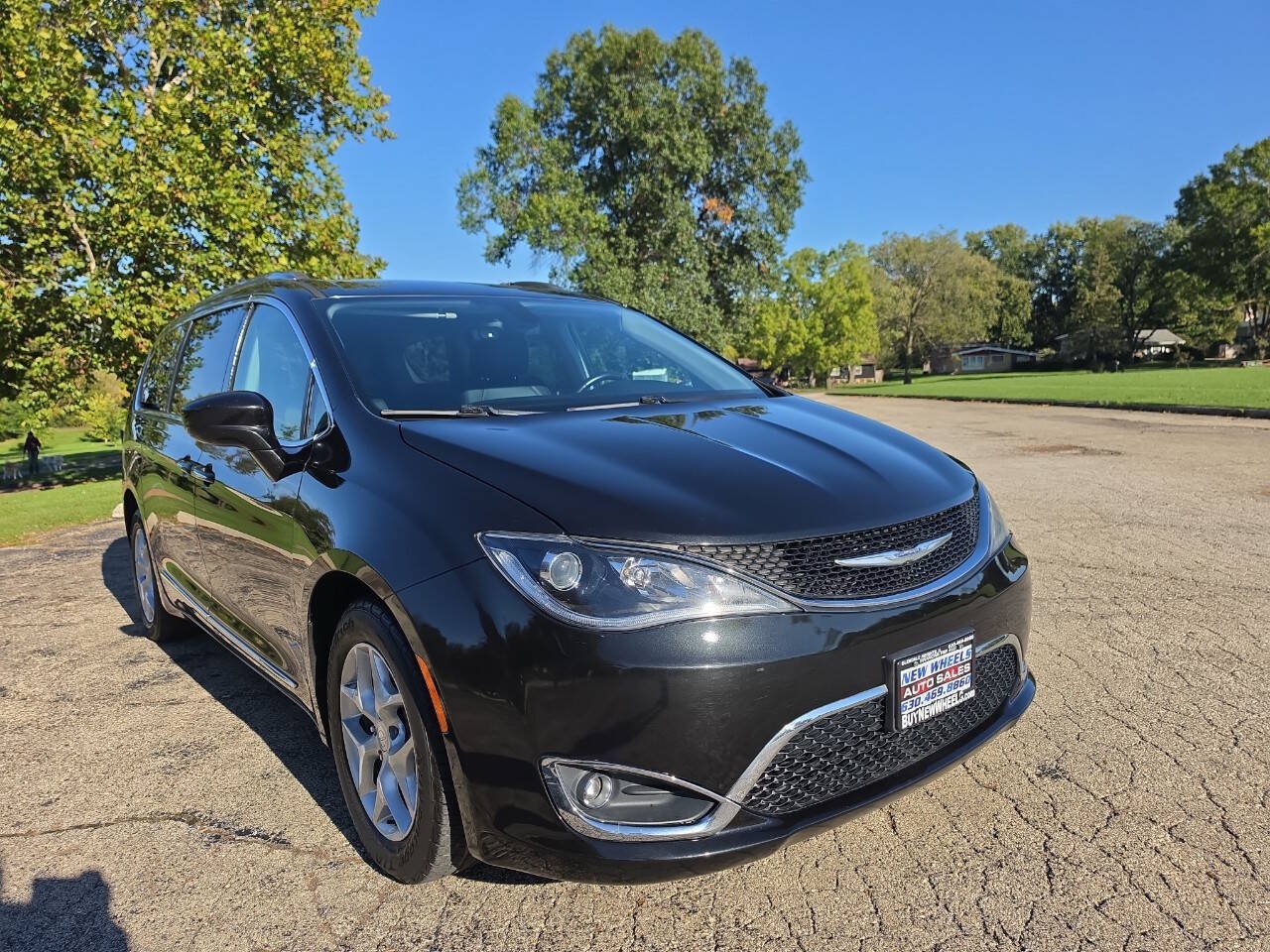 Used 2017 Chrysler Pacifica Touring-L Plus FWD image 5