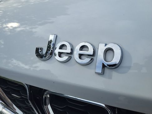 Used 2022 Jeep Grand Cherokee Limited image 23