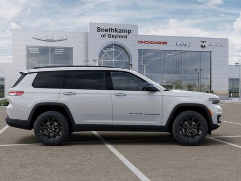 New 2025 Jeep Grand Cherokee L Laredo image 21