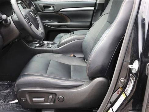Used 2018 Toyota Highlander XLE AWD/4WD image 11