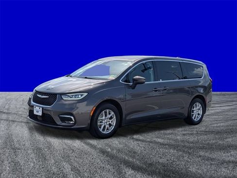 Used 2023 Chrysler Pacifica Touring-L FWD image 8