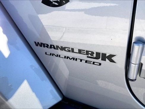 Used 2018 Jeep Wrangler Unlimited Sahara AWD/4WD image 31