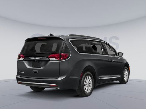 Used 2017 Chrysler Pacifica Touring-L image 2