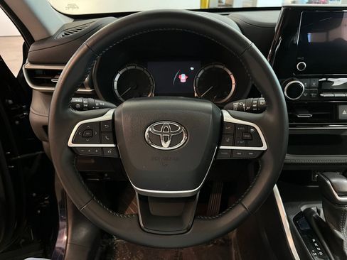 Used 2025 Toyota Highlander LE FWD image 29