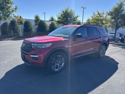 Used 2023 Ford Explorer XLT w/ Equipment Group 202A image 5