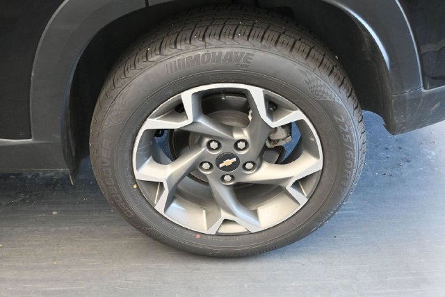 Used 2025 Chevrolet Trax LT FWD image 13