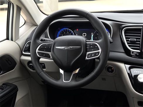 Used 2022 Chrysler Pacifica Touring-L image 13