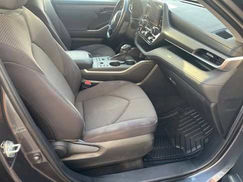 Used 2023 Toyota Highlander LE AWD/4WD image 16