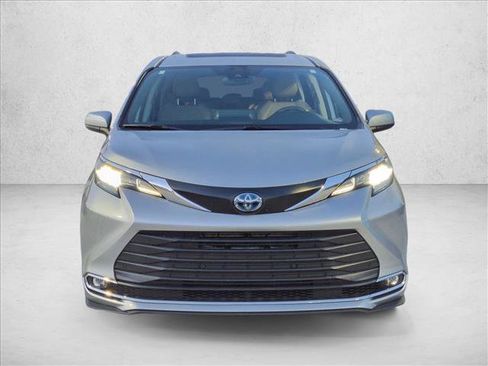 Used 2024 Toyota Sienna XLE FWD image 2