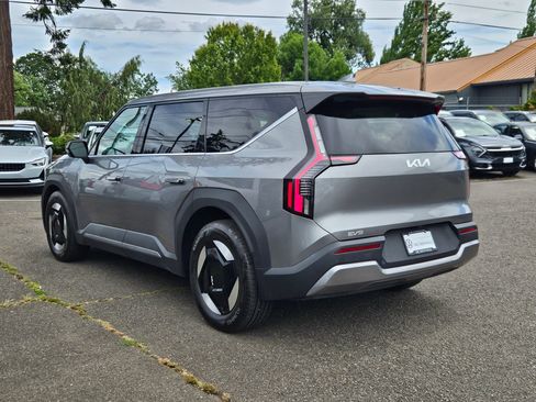 Used 2024 Kia EV9 Light Long Range RWD image 3