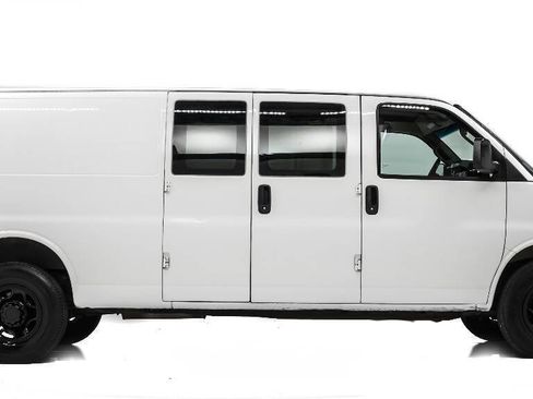 Used 2017 Chevrolet Express 2500 Extended RWD image 5