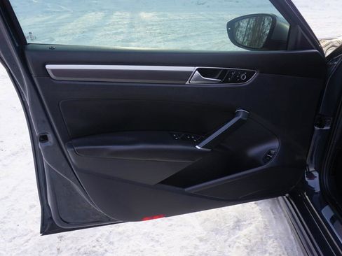 Used 2017 Volkswagen Passat 1.8T R-Line w/ R-Line Lighting Package image 26