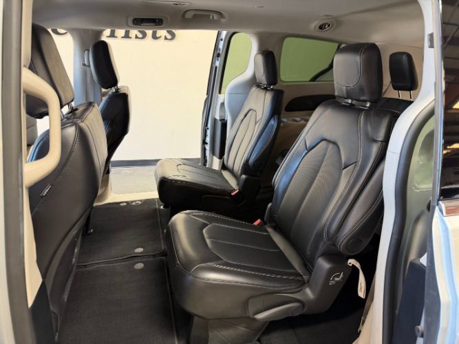Used 2024 Chrysler Pacifica Touring-L FWD image 25