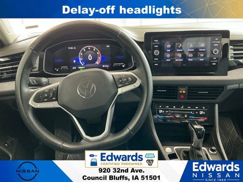 Used 2025 Volkswagen Jetta SE FWD image 14