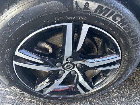 Used 2023 Volvo XC40 B5 Plus image 9