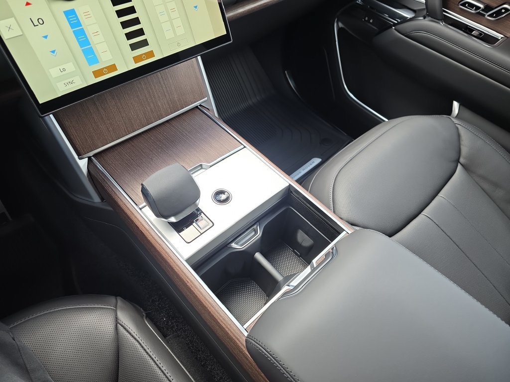 New 2026 Land Rover Range Rover Long Wheelbase SE AWD/4WD image 18